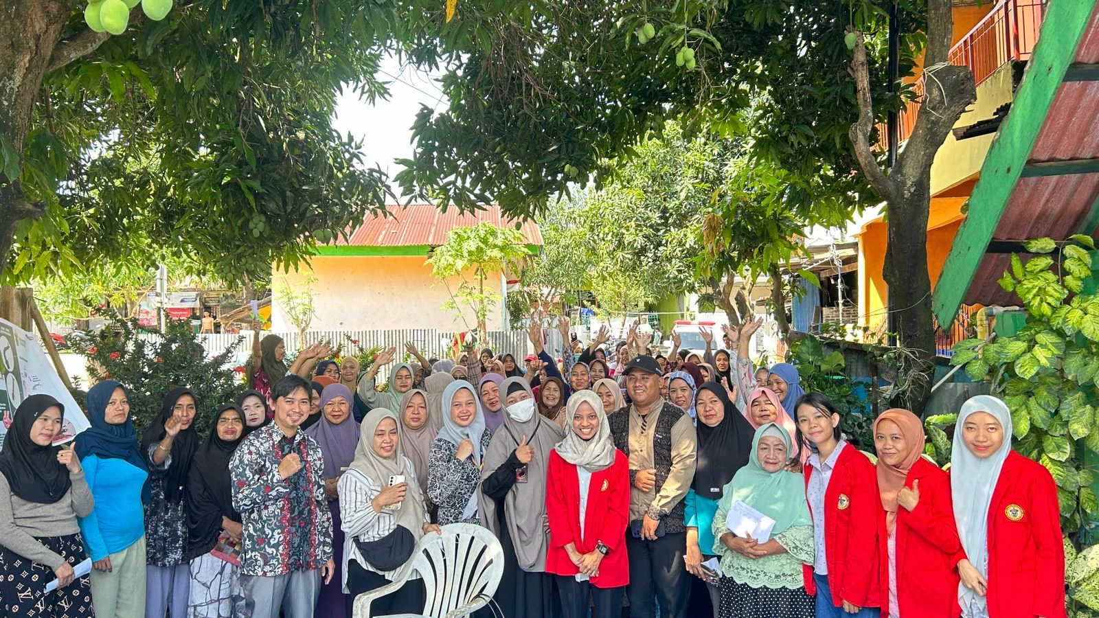 Semangat Pemberantasan DBD. Dosen dan mahasiswa Departemen Kesehatan Lingkungan FKM Unhas berfoto bersama dengan warga, kader kesehatan, dan perangkat RT RW 6 Kelurahan Paccerakkang usai pelatihan dan pendampingan Gerakan PSN 3M Plus, Makassar, 24 Oktober 2025.